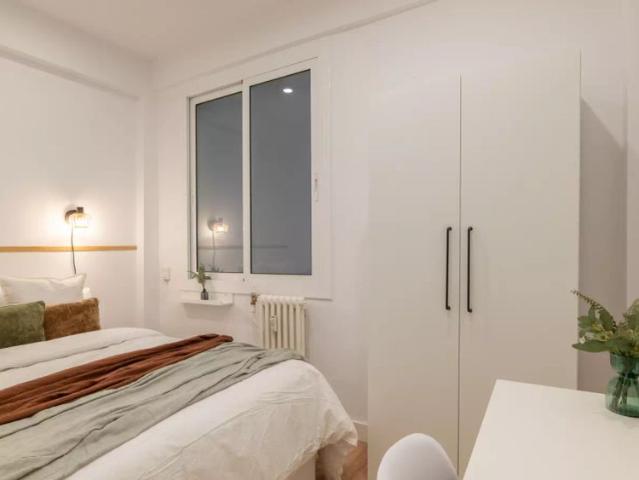 Room in a shared 7 bedroom apartment for rent in Sant Gervasi Galvany, professionals and students only