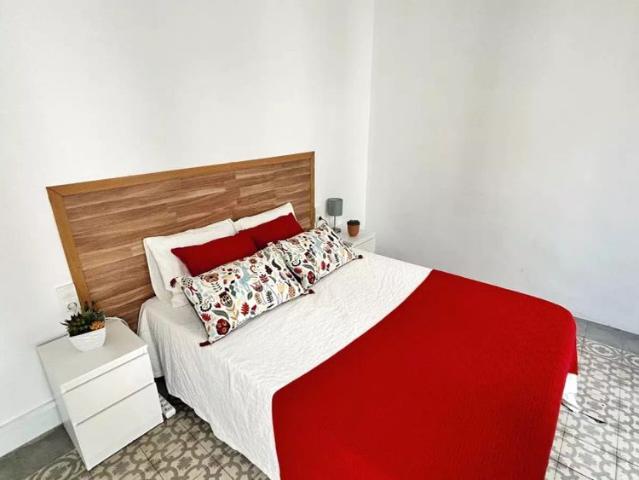 Room in a shared 7 bedroom apartment for rent in Sant Pere Santa Caterina i la Ribera