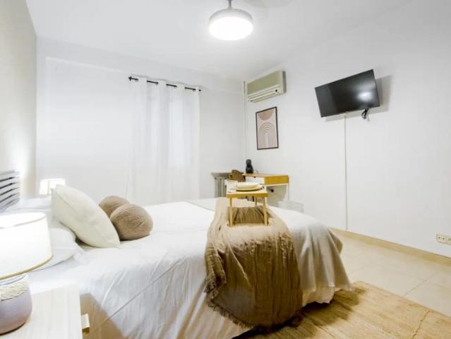 Room in a shared 7 bedroom apartment for rent in Pacífico, professionals only