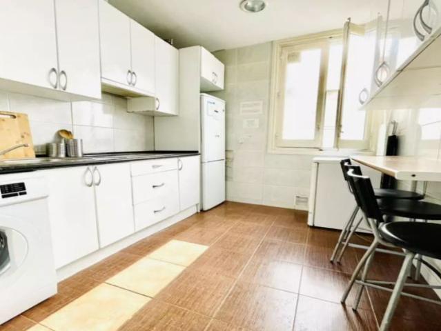 Room in a shared 7 bedroom apartment for rent in Palacio