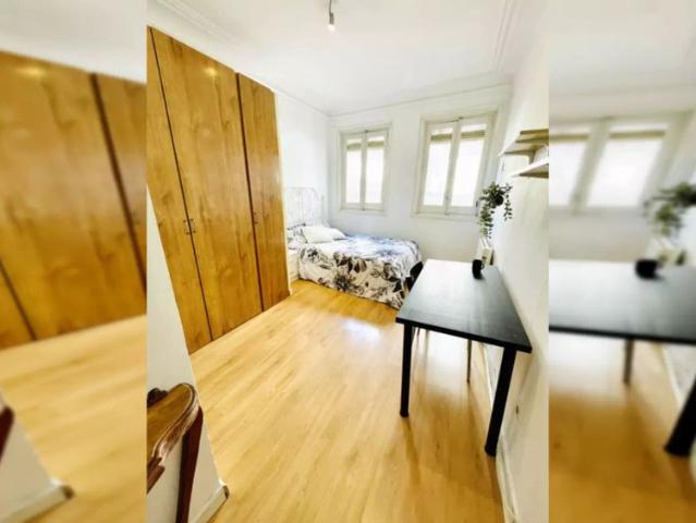 Room in a shared 7 bedroom apartment for rent in Palacio