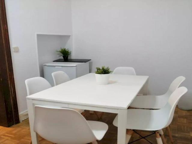 Room in a shared 7 bedroom apartment for rent in Palacio perfect for professionals and students