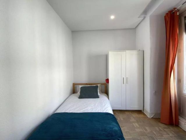 Room in a shared 7 bedroom apartment for rent in Palacio perfect for professionals and students