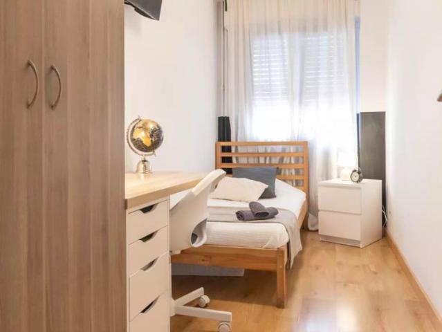 Room in a shared 7 bedroom apartment for rent in Palacio, professionals only