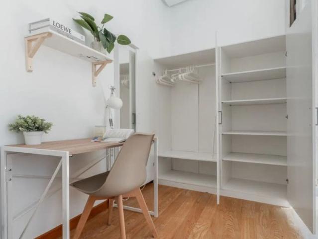 Room in a shared 7 bedroom apartment for rent in Palacio, some bills included