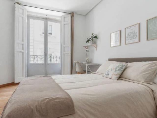 Room in a shared 7 bedroom apartment for rent in Palacio, some bills included
