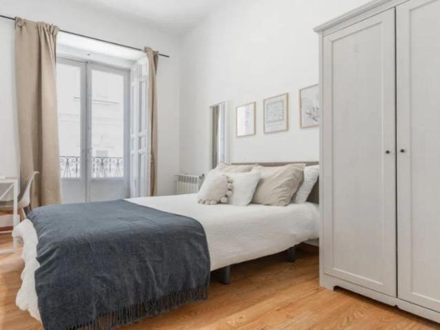 Room in a shared 7 bedroom apartment for rent in Palacio, some bills included