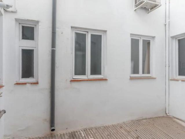 Room in a shared 7 bedroom apartment for rent in Palacio, some bills included