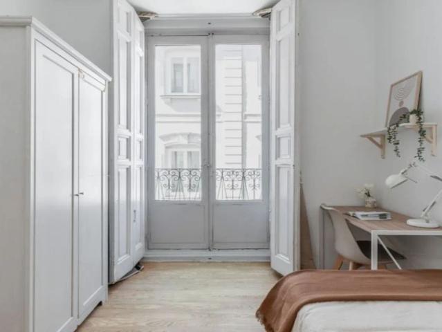 Room in a shared 7 bedroom apartment for rent in Palacio, some bills included