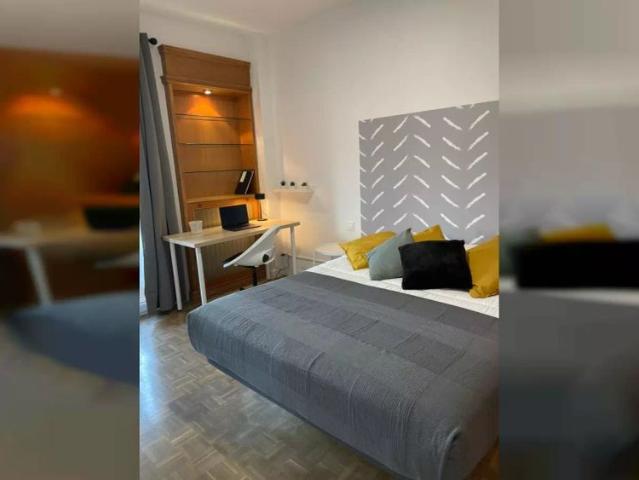 Room in a shared 7 bedroom apartment for rent in Pedralbes