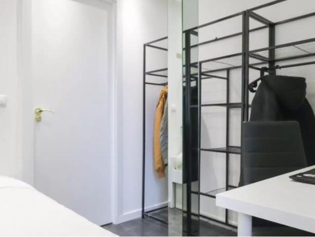 Room in a shared 7 bedroom apartment for rent in Quintana