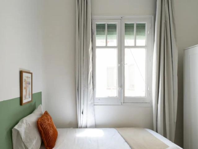 Room in a shared 7 bedroom apartment for rent in Ríos Rosas