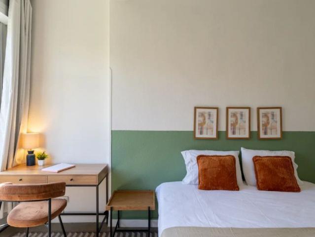 Room in a shared 7 bedroom apartment for rent in Ríos Rosas