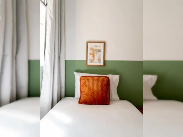 Room in a shared 7 bedroom apartment for rent in Ríos Rosas