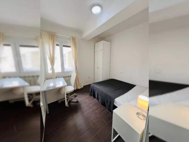 Room in a shared 7 bedroom apartment for rent in Ríos Rosas