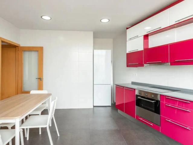 Room in a shared 7 bedroom apartment for rent in Russafa
