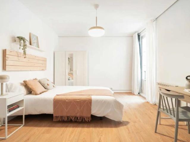 Room in a shared 7 bedroom apartment for rent in Universidad