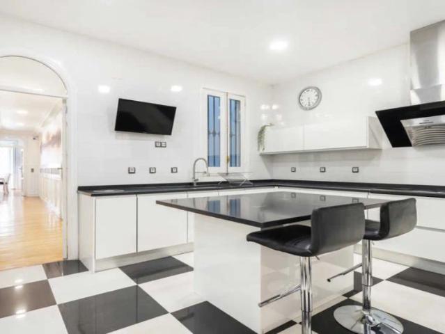 Room in a shared 7 bedroom apartment for rent in Universidad, all bills included