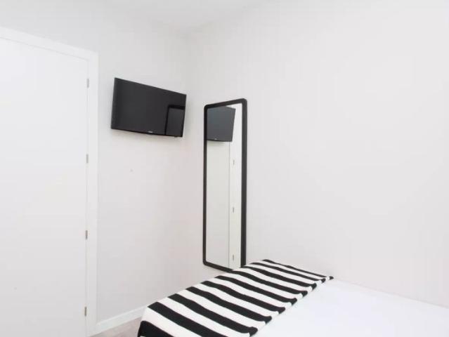 Room in a shared 7 bedroom apartment for rent in Universidad, perfect for professionals and students