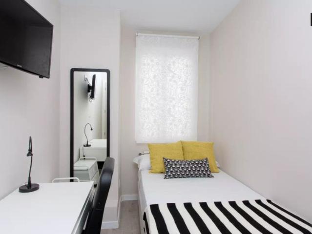 Room in a shared 7 bedroom apartment for rent in Universidad, perfect for professionals and students