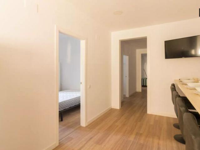 Room in a shared 7 bedroom apartment for rent in Vila de Gràcia, professionals only