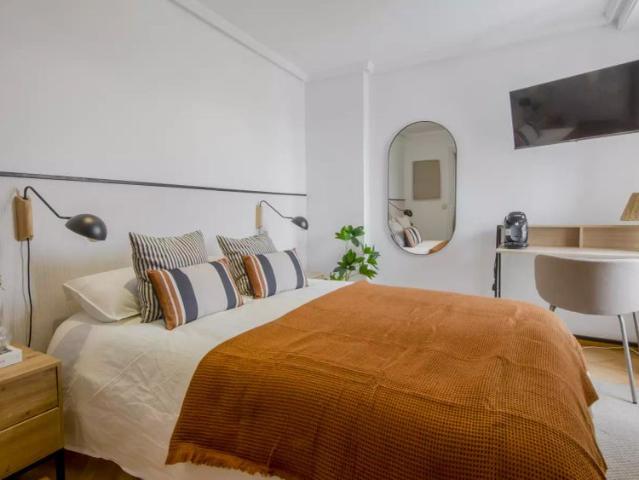 Room in a shared 8 bedroom apartment for rent in Ciudad Jardín, professionals only