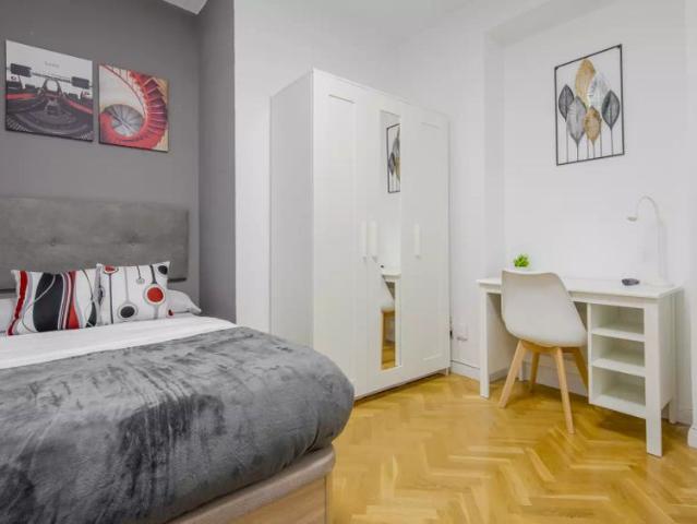 Room in a shared 8 bedroom apartment for rent in Almenara