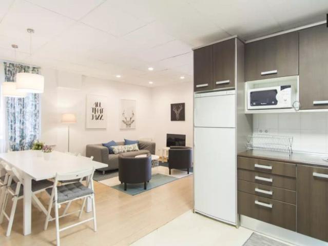 Room in a shared 8 bedroom apartment for rent in Guindalera