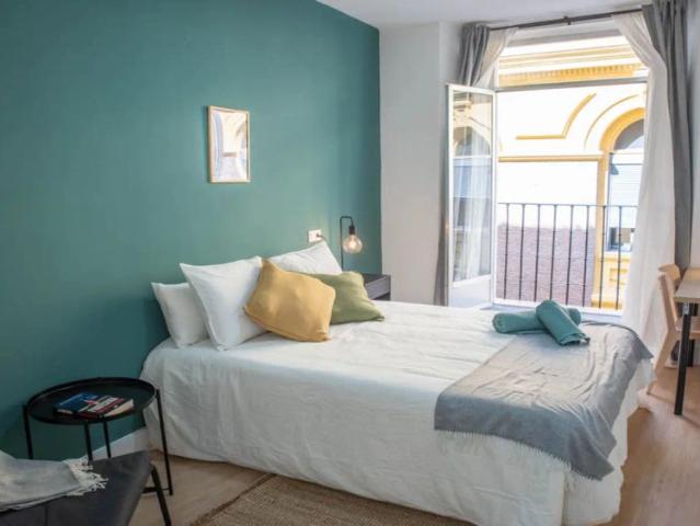 Room in a shared 8 bedroom apartment for rent in Embajadores, bills included, professionals only