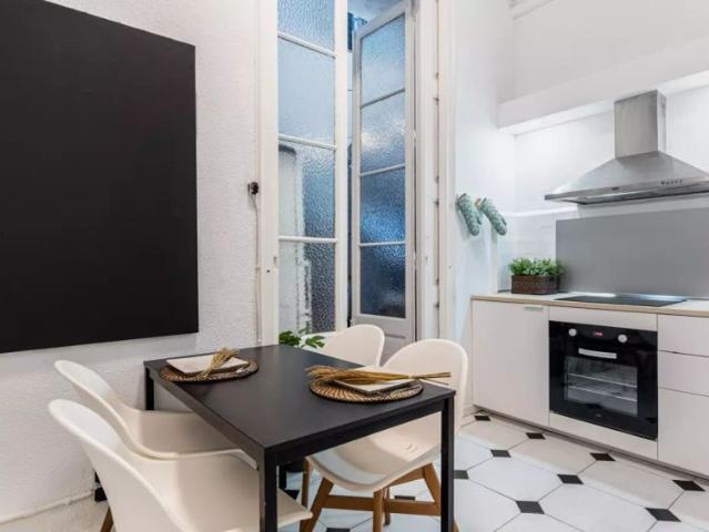 Room in a shared 8 bedroom apartment for rent in El Gòtic, professionals and students only