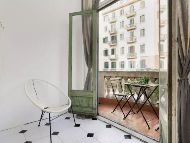 Room in a shared 8 bedroom apartment for rent in El Gòtic, professionals and students only