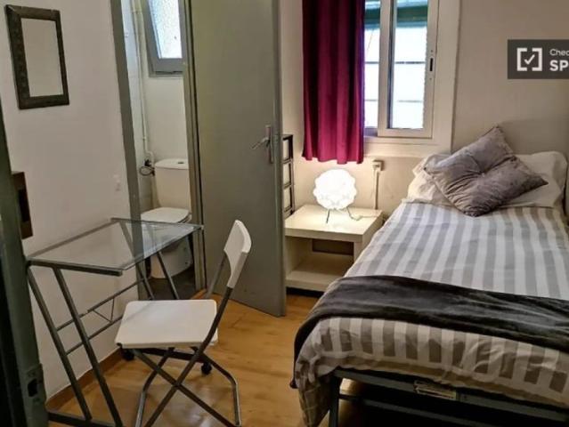 Room in a shared 8 bedroom apartment for rent in el Fort Pienc