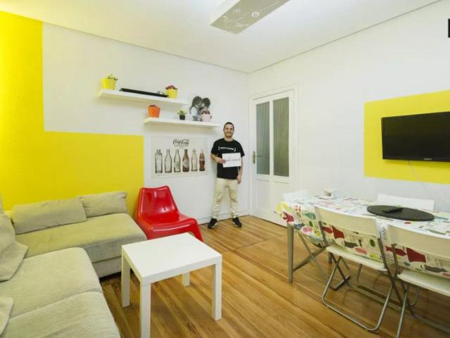 Room in a shared 8 bedroom apartment for rent in Justicia