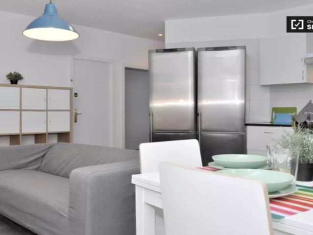 Room in a shared 8 bedroom apartment for rent in La Dreta de l'Eixample, perfect for professionals and students