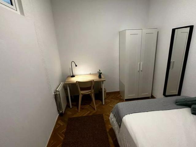 Room in a shared 8 bedroom apartment for rent in Sol, all bills included