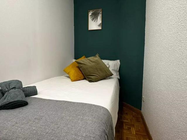 Room in a shared 8 bedroom apartment for rent in Sol, all bills included