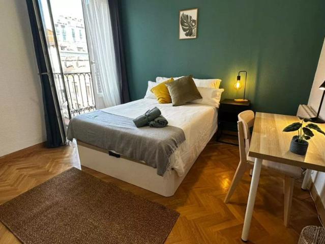 Room in a shared 8 bedroom apartment for rent in Sol, all bills included