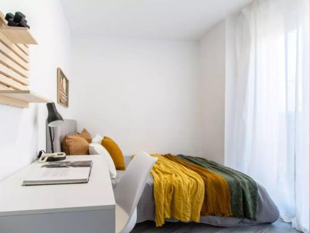 Room in a shared 8 bedroom apartment for rent in Sol, tenant restrictions