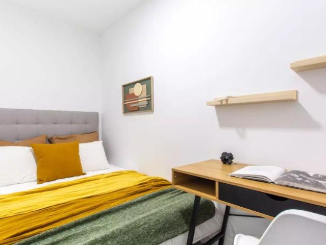 Room in a shared 8 bedroom apartment for rent in Sol, tenant restrictions