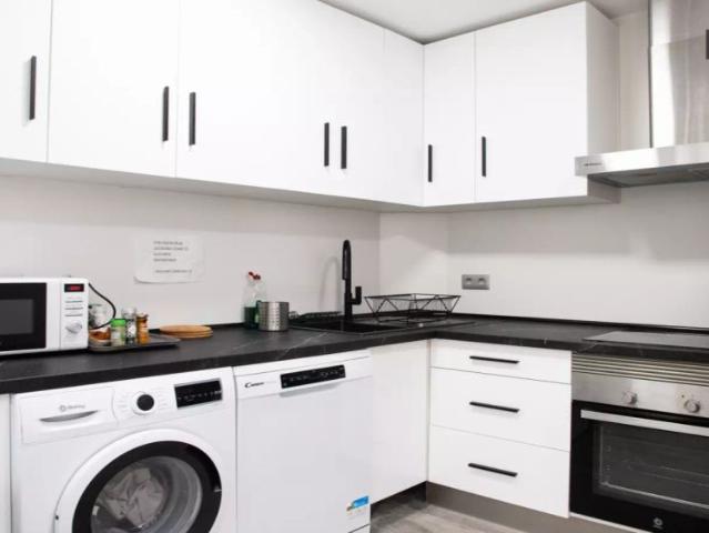 Room in a shared 8 bedroom apartment for rent in Sol, tenant restrictions