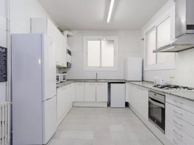 Room in a shared 8 bedroom apartment for rent in Sant Gervasi Galvany, perfect for students and professionals