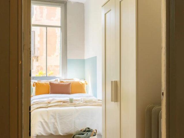 Room in a shared 8 bedroom apartment for rent in Sant Pere Santa Caterina i la Ribera, suitable for professionals and students only