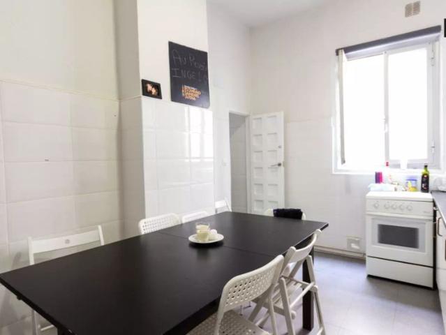 Room in a shared 8 bedroom apartment for rent in Palacio, professionals and students only