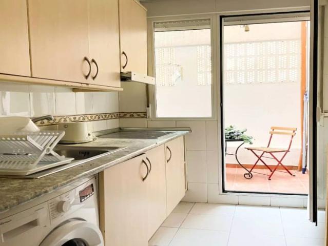 Room in a shared 8 bedroom apartment for rent in Valdeacederas, all bills included