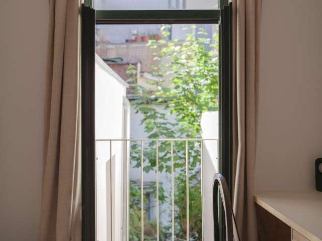 Room in a shared 8 bedroom flat for rent in Chasse