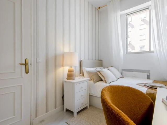 Room in a shared 9 bedroom apartment for rent in Cuatro Caminos