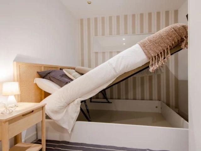 Room in a shared 9 bedroom apartment for rent in Cuatro Caminos