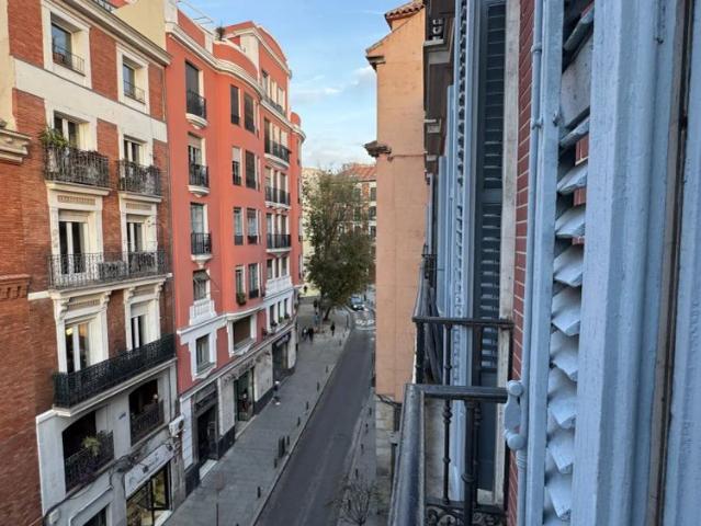 Room in a shared 9 bedroom apartment for rent in Embajadores