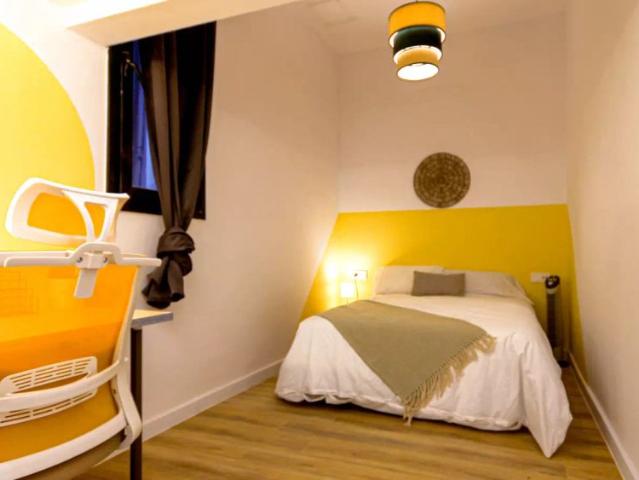 Room in a shared 9 bedroom apartment for rent in El Gòtic, all bills included