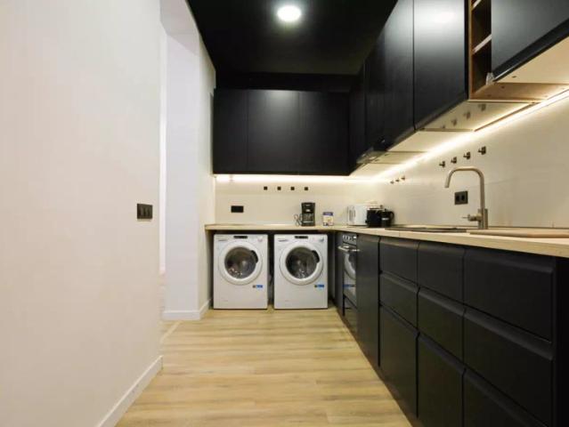 Room in a shared 9 bedroom apartment for rent in El Gòtic, all bills included